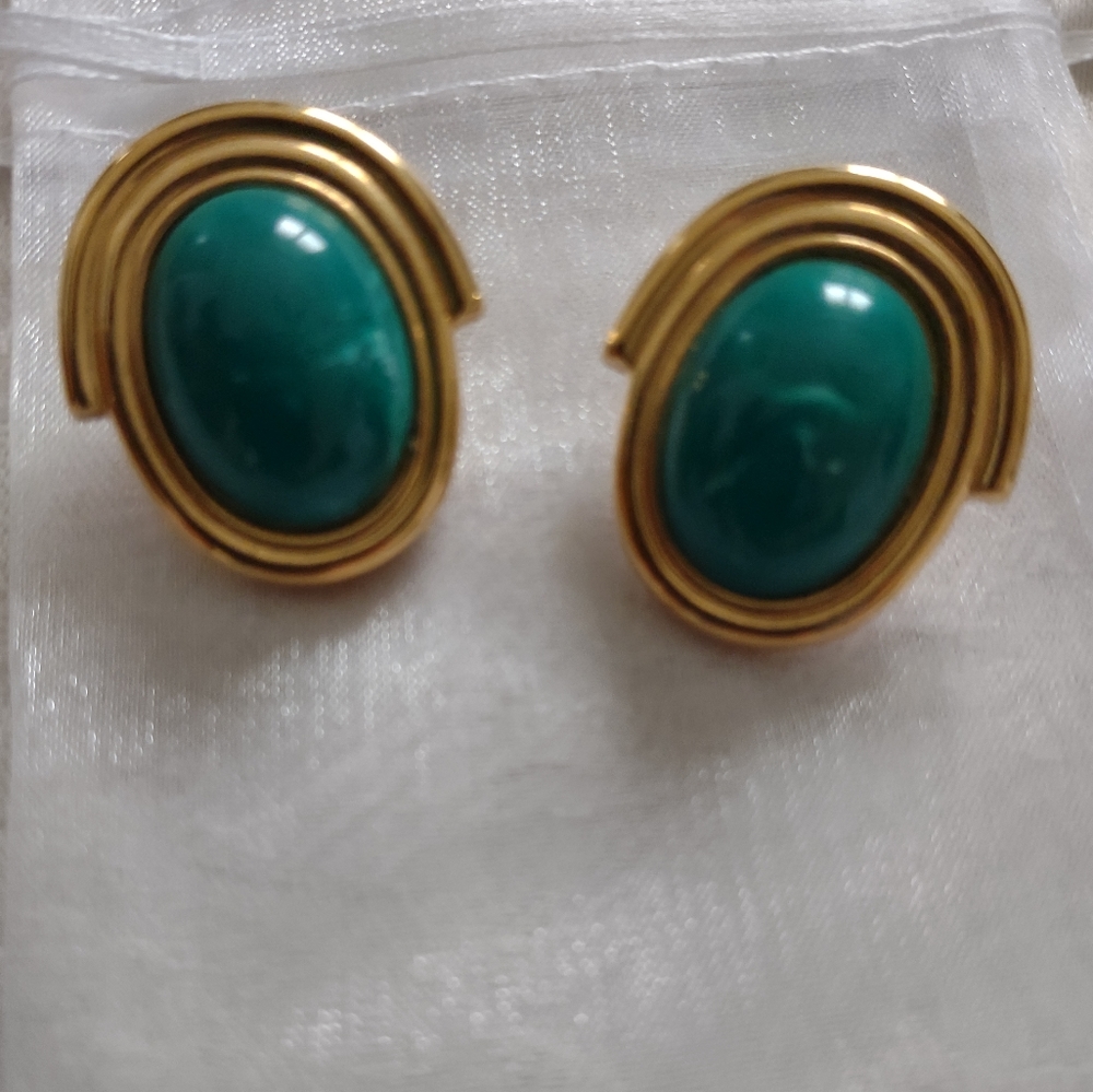 Monet vintage Cabochon oval green goldtone large clip-on earrings